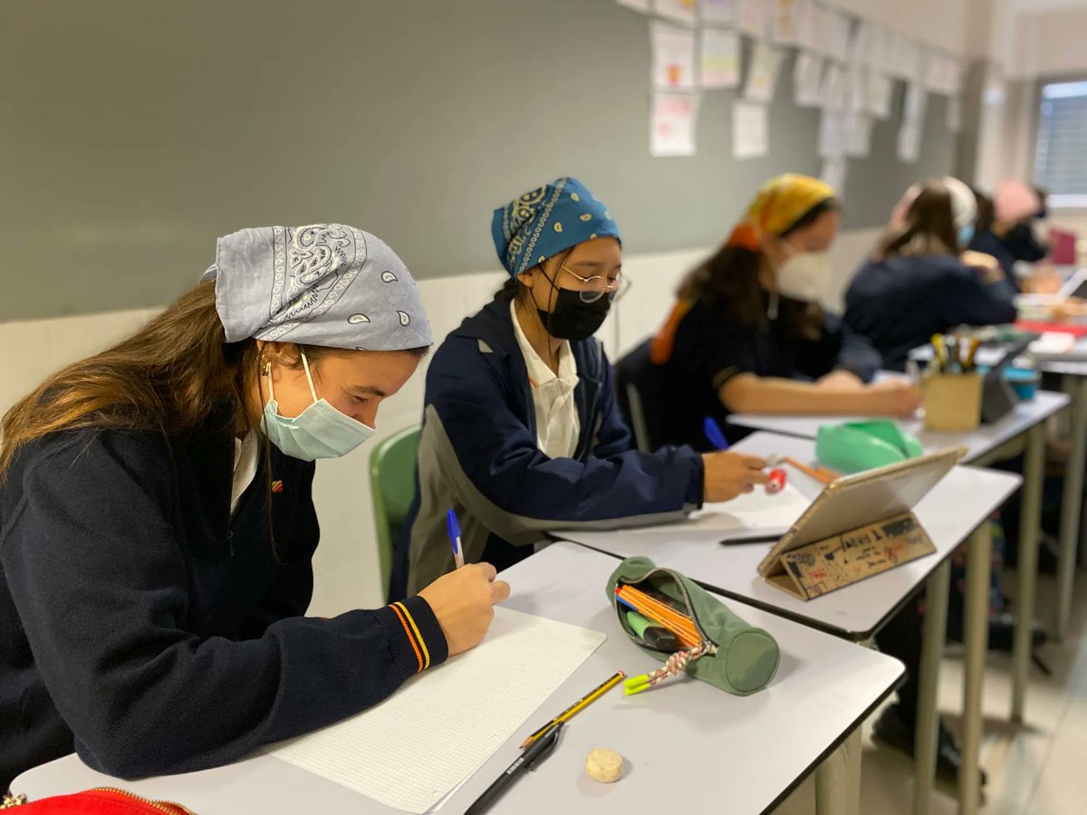 AlboradaColegio's tweet photo. 🟠 Hoy celebramos el #DíaMundialDelCáncerInfantil y todos hemos querido participar uniéndonos al #PañueloChallenge trayendo un pañuelo al colegio ¡Para que los niños con cáncer nunca pierdan la sonrisa 😀!!
#FamiliaAlborada #ValoresAlborada https://t.co/mKEeazQaI1