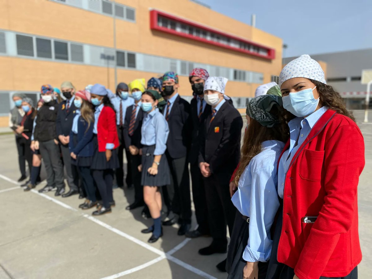AlboradaColegio's tweet photo. 🟠 Hoy celebramos el #DíaMundialDelCáncerInfantil y todos hemos querido participar uniéndonos al #PañueloChallenge trayendo un pañuelo al colegio ¡Para que los niños con cáncer nunca pierdan la sonrisa 😀!!
#FamiliaAlborada #ValoresAlborada https://t.co/mKEeazQaI1