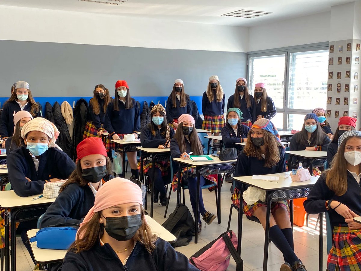 AlboradaColegio's tweet photo. 🟠 Hoy celebramos el #DíaMundialDelCáncerInfantil y todos hemos querido participar uniéndonos al #PañueloChallenge trayendo un pañuelo al colegio ¡Para que los niños con cáncer nunca pierdan la sonrisa 😀!!
#FamiliaAlborada #ValoresAlborada https://t.co/mKEeazQaI1