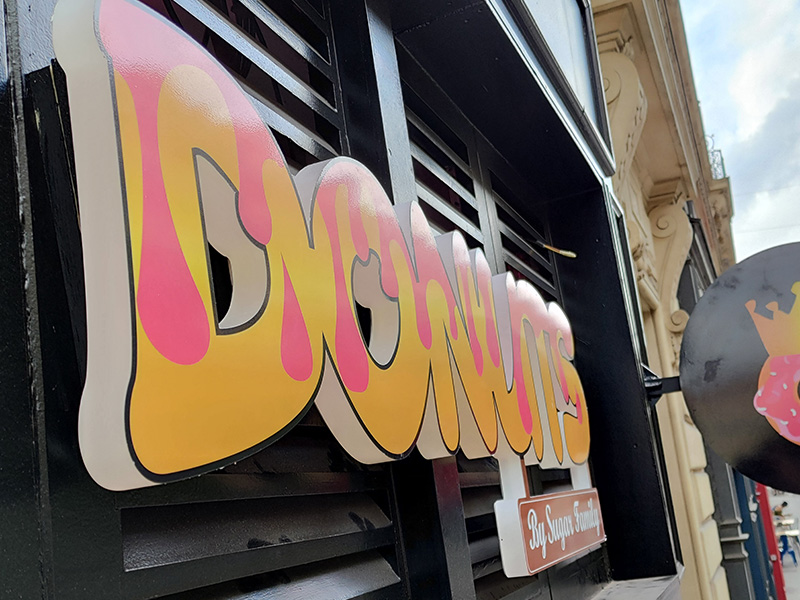agence_graphics's tweet photo. La semaine ce termine après 3 poses d'enseignes et adhésifs vitrine et intérieur en 2 Jours😁😁😁.
Ouverture des premiers ROYAL DONUTS France. #marseille #laseynesurmer
AGENCE GRAPHICS réalise vos projets a 100%.
#royaldonuts #enseigneled #enseignelumineuse https://t.co/qvjeD7dsy6
