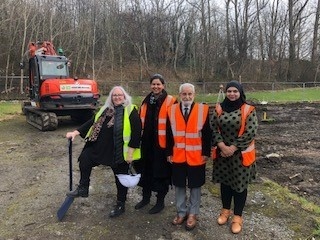 New homes are underway in Batley East🏠 We're working with <a href="/Tolentplc/">Tolent</a> to bring seven, new two-bedroom houses to our tenants.

<a href="/cathy1scott/">cathy scott</a>, Cllr Mahmood Akhtar, <a href="/FazilaLoonat_/">Fazila Loonat 🇵🇸</a> &amp; <a href="/habiz68/">Habiban Zaman - BEM</a> all got their hands dirty to break the turf. Look what they said 👉orlo.uk/AOij5