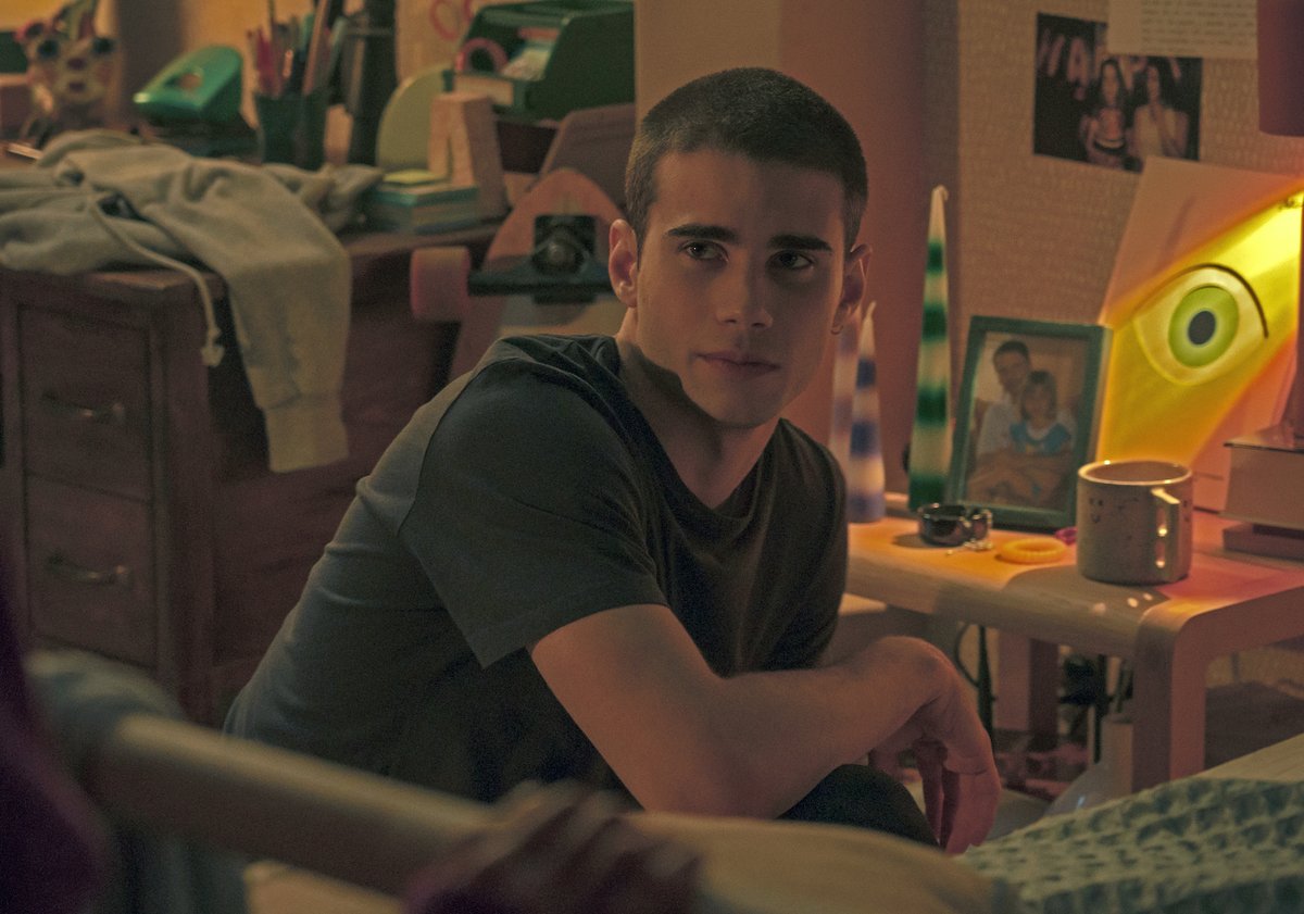 Ares and Raquel’s love story isn’t done yet! 

We're making two Through my Window / A través de mi ventana sequels that will tell new stories about Raquel &amp; Ares — as well as the rest of the characters we love. And all of it with <a href="/Arix05/">Ariana Godoy💜 ✨SMV✨</a>'s involvement!