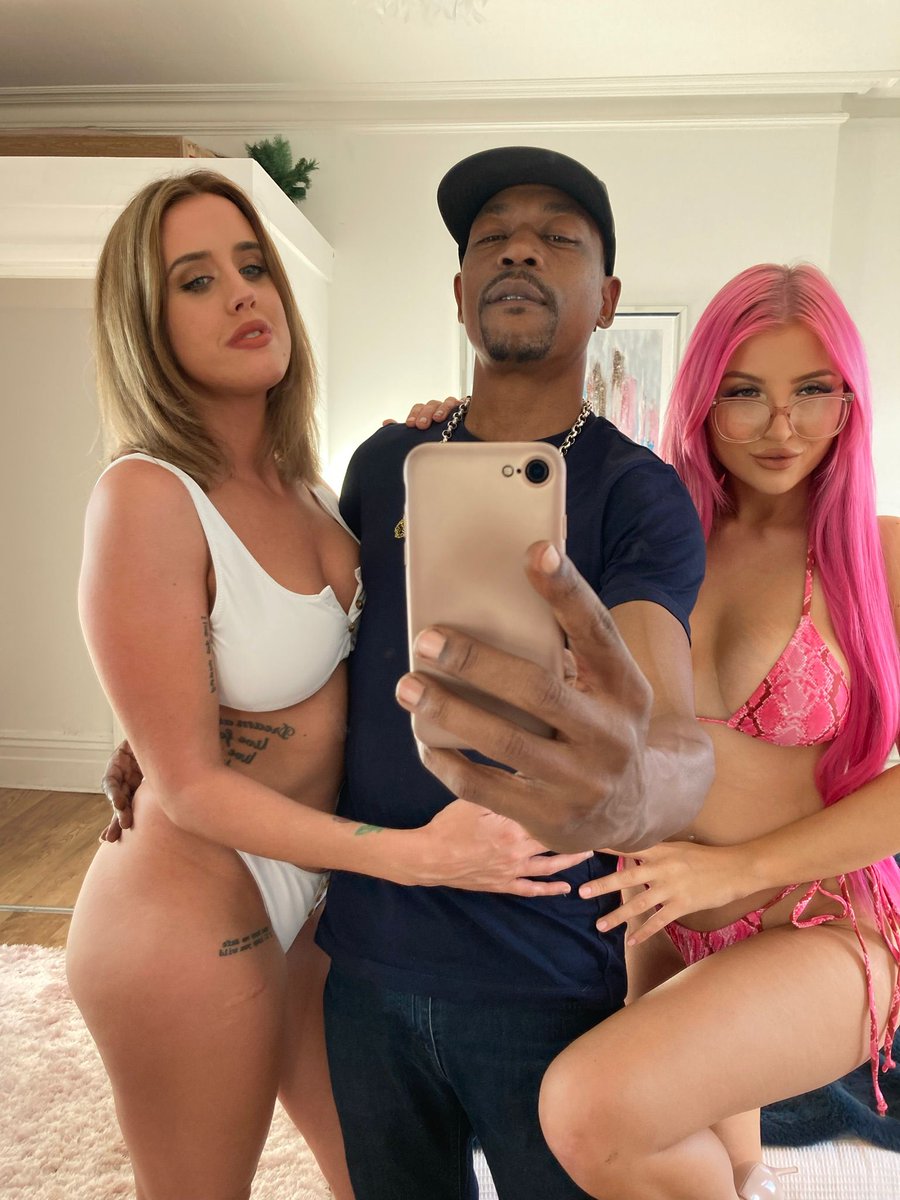 OfficialNSFWApp's tweet photo. #thursdaymood just got better

Come see the #sexy creators sharing their #nsfw content right now

These include:

@longwoodx
@TheAnnabelleXXX
@XAmelia_SageX
@NCC1701Jasmine

Sign up to see more! https://t.co/jZPZNxo0Di 

#nsfwapp #PRT #contentcreators #adult #PPV #videos #porn https://t.co/0k6TRLQxUM