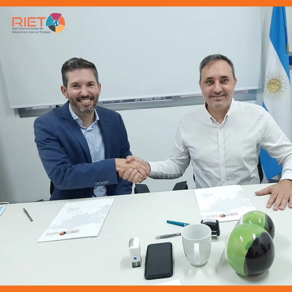 resefop's tweet photo. Convenio entre el Consejo Gral. de Educación de la provincia de #EntreRíos y la #RIET, que dará impulso a estrategias conjuntas en materia de #Educación y #Trabajo 📜✍️🏽#convenioeducativo @martinmuller #educaciónEntreRíos @gfalvarez #Riet #FormaciónProfesional #Resefop 👩🏽🏫🧑🏽🏫 https://t.co/kY0UyrNY0a