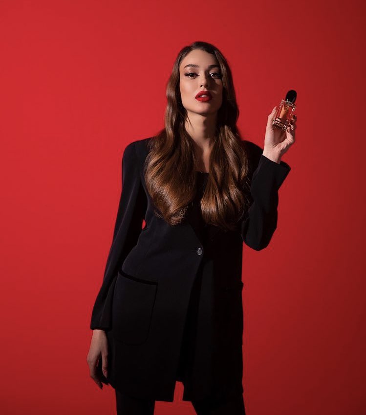 A atriz #DilanCiçekDeniz é a nova embaixadora da Giorgio Armani Beauty. 

O poder 💄❤️