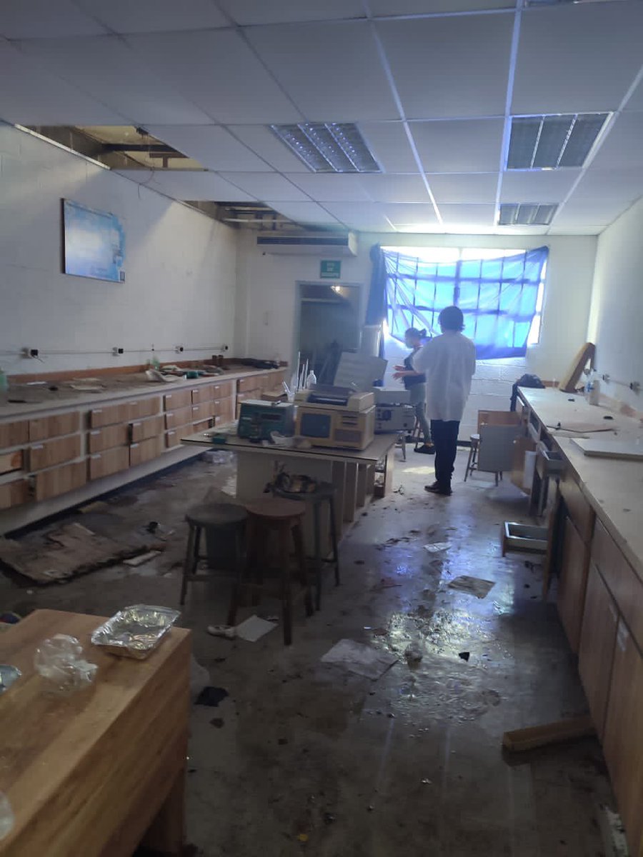 hanscotee's tweet photo. Para los que dicen que la #UCV se arregló con la supuesta reparación del chavismo, así amanece nuestro laboratorio de Química Analítica Instrumental, en la facultad de Ingeniería. Completamente destruido y saqueado. @ReporteYa @eldiario https://t.co/tmrbcwS895
