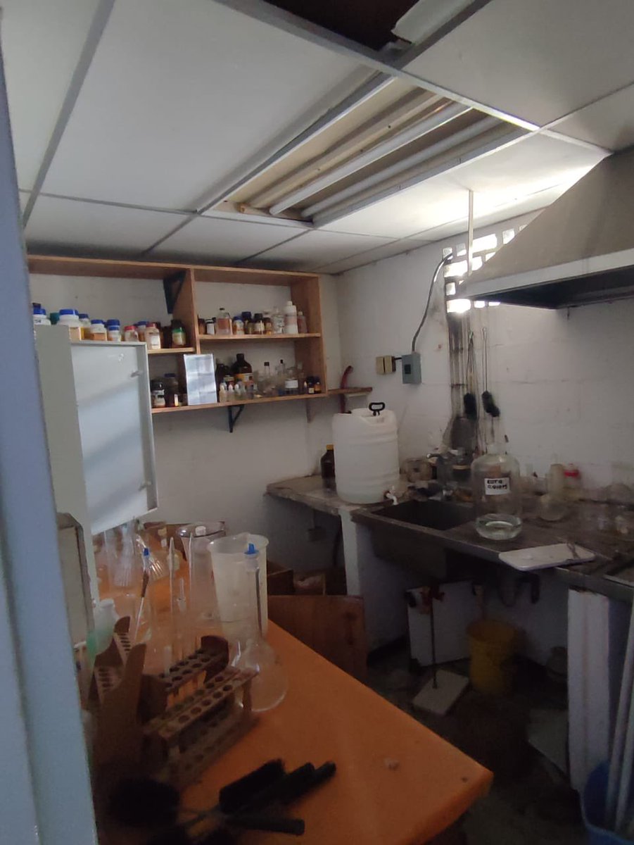 hanscotee's tweet photo. Para los que dicen que la #UCV se arregló con la supuesta reparación del chavismo, así amanece nuestro laboratorio de Química Analítica Instrumental, en la facultad de Ingeniería. Completamente destruido y saqueado. @ReporteYa @eldiario https://t.co/tmrbcwS895