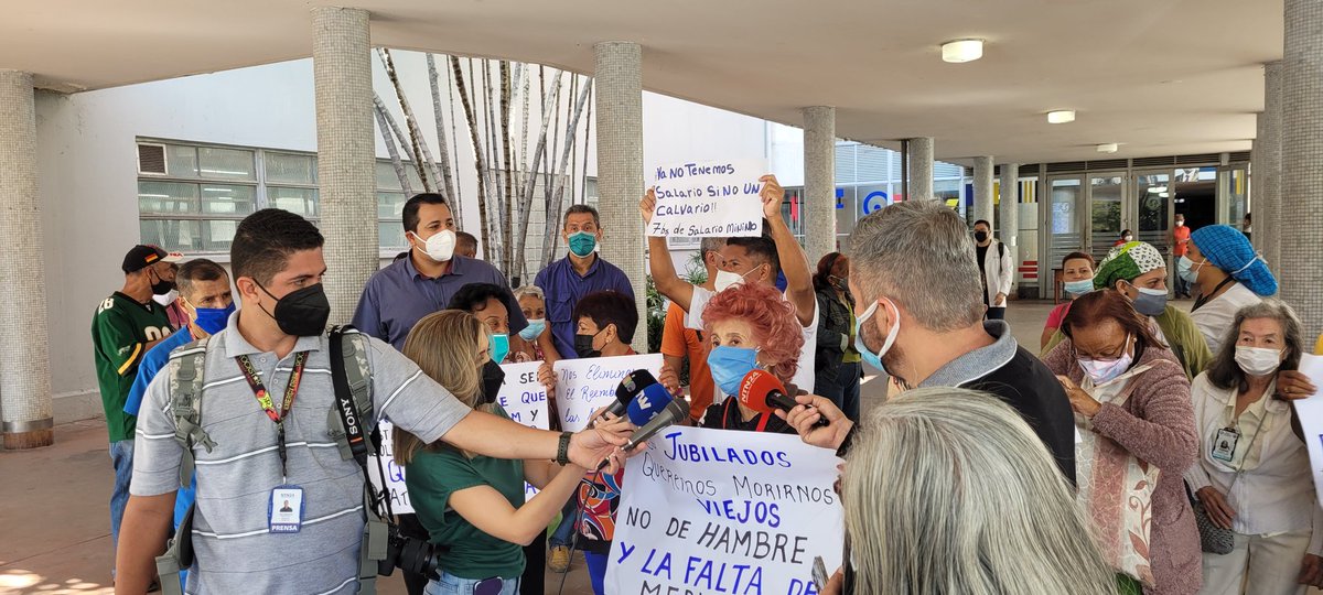 LuisCarlos's tweet photo. Nací en el Hospital Clínico Universitario 🏥 de la UCV.
Hoy fui a la protesta de sus empleados y jubilados porque tienen los salarios más bajos del continente.
Reclamaron también la escasez de insumos y lo terrible de la comida para los pacientes (una constante en todas partes). https://t.co/vguwZzOTlq