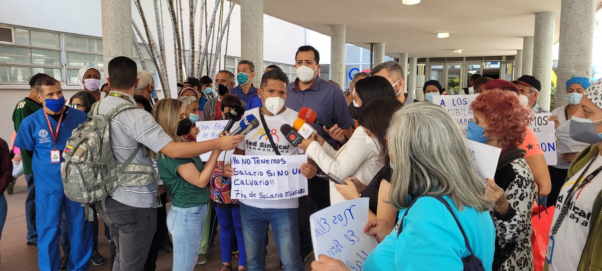 LuisCarlos's tweet photo. Nací en el Hospital Clínico Universitario 🏥 de la UCV.
Hoy fui a la protesta de sus empleados y jubilados porque tienen los salarios más bajos del continente.
Reclamaron también la escasez de insumos y lo terrible de la comida para los pacientes (una constante en todas partes). https://t.co/vguwZzOTlq