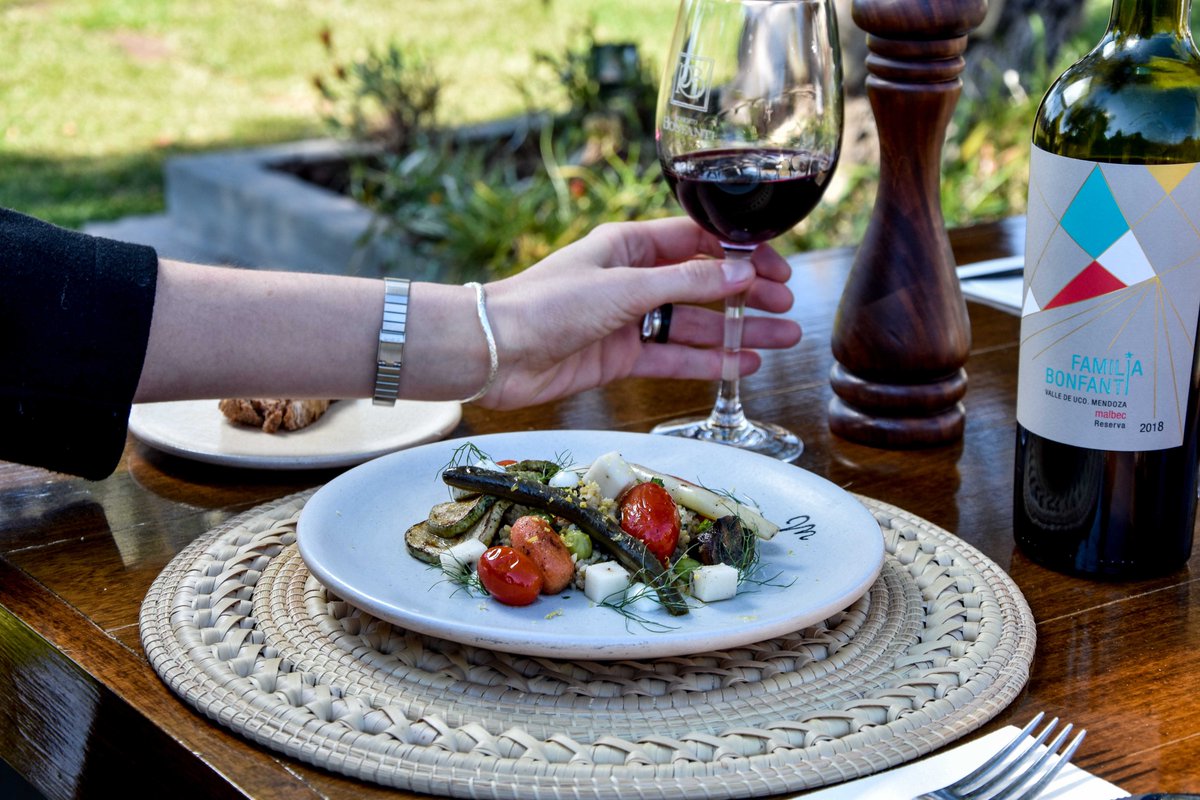 Los esperamos para disfrutar del mejor almuerzo mendocino!!

RESERVAS 261 339-1940