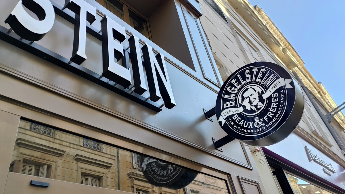 agence_graphics's tweet photo. Nouvelles réalisations 2022, Fabrication et pose a Niort pour une enseigne lumineuse en lettre relief avec éclairage par l'arrière et d'une enseigne drapeau double face.
100% AGENCE GRAPHICS de Biscarrosse 
#enseigneniort #enseignelumineuse #enseigneblocled #enseignedrapeaux https://t.co/wlDaOj6R5V