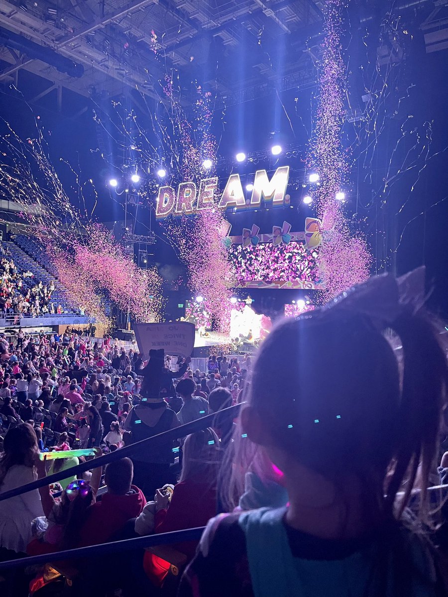 StellaSmith22's tweet photo. @itsjojosiwa DREAM #rupparena https://t.co/7Z1Uqp1ht1