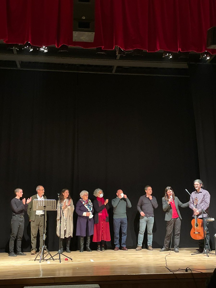 Nuestro Diario Vivo #rural agotó entradas y fue un éxito! La Casa de Cultura de Jarandilla de la Vera en Extremadura vibró con cada una de las historias. Un momento de unión y emoción entre los narradores, el público y el músico Cesar Aparicio.¡𝗚𝗿𝗮𝗰𝗶𝗮𝘀!