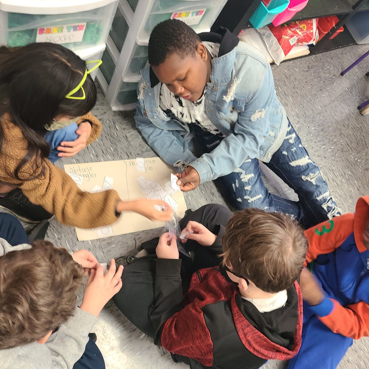 hgpounders's tweet photo. Trying an activity from the #geometrystudentexperience today! Students sorted by attributes of shapes and described attributes to defend their answers. Lots of student discussion and discovery learning here! They loved it❤❤❤
@amstiuna @MakenzieHolley https://t.co/HmSKZ2Dffd