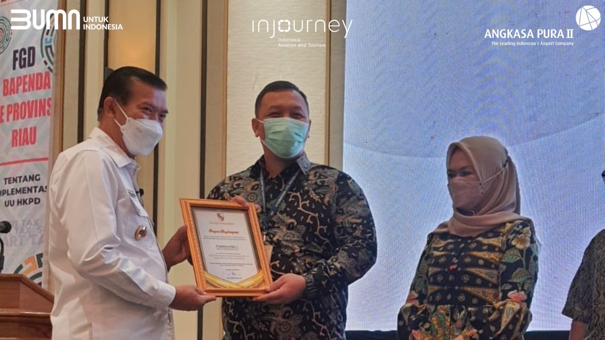 SSK2_PKU's tweet photo. Selasa, (15/02). PT Angkasa Pura II Cabang Bandara Sultan Syarif Kasim II mendapat Penghargaan Pajak Daerah dari Pemerintah Kota Pekanbaru yang diserahkan langsung oleh Walikota Pekanbaru Dr. H. Firdaus, ST.,MT.

#AP2FriendsPku https://t.co/JHcaa7PMGl