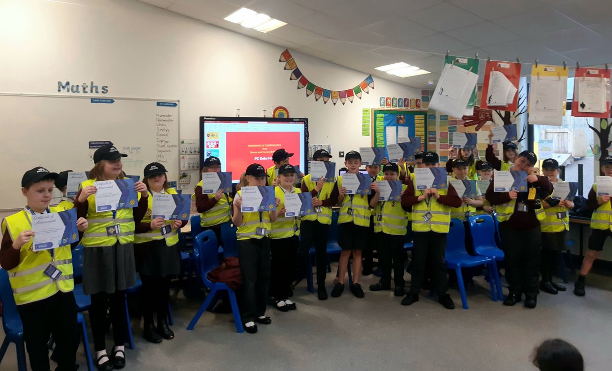 Brilliant final celebration day for the yr5 Mini Police <a href="/KnowlePrimary/">Knowle Primary</a> today...certificates awarded and learning proudly shared with the school - keep up the great 👍work 👏👮‍♀️👮‍♂️🤩#positiveengagement #minipolice <a href="/DCPolVolunteers/">Devon and Cornwall Police Volunteers</a> <a href="/DC_Police/">Devon & Cornwall Police</a>