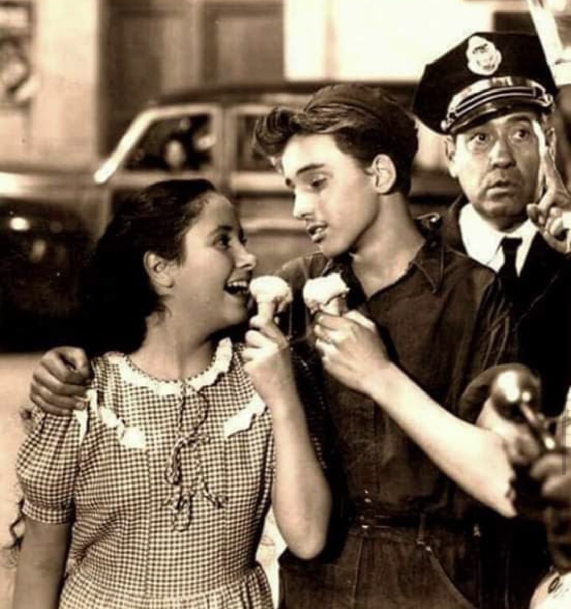 Cuauhtemoc_1521's tweet photo. Reconoces esta escena de la película “Ustedes los ricos” de 1948? Recuerdas cómo se llamaban los actores que aparecen y los personajes que interpretaron? La película fue protagonizada por Pedro Infante y Blanca Estela Pavón. Respuestas #correctas https://t.co/kg8gUnOYAe