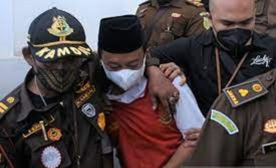 tarungnews2's tweet photo. https://t.co/UngPLeeZVl #predatorseksual
Sidang Vonis Pemerkosa 13 Santriwati Digelar PN Bandung Hari ini https://t.co/Yb3iZrYpCU