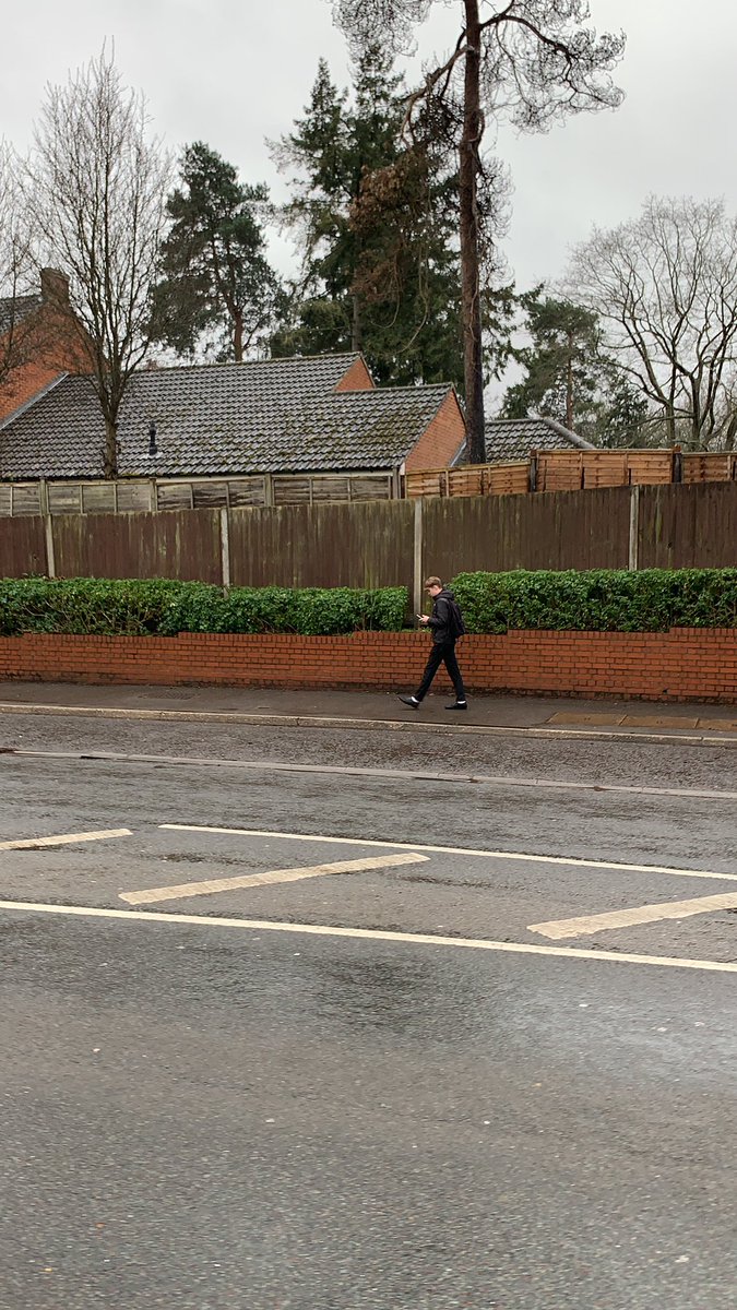 Danhurs31311378's tweet photo. Poor kid walks home on own #lonely #gethomequick https://t.co/mCybuXiLbR