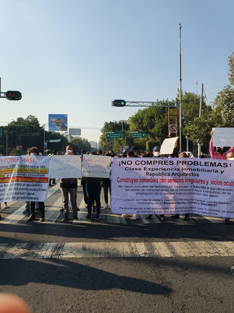oggatica's tweet photo. Manifestación pacífica en Av.Cuauhtémoc esq. Xola, vecinos requieren apoyo para respuestas ante actos de corrupción entre la constructora Class, República y Alcaldía @Claudiashein @BJAlcaldia @SacmexCDMX @asilascosasw @STaboadaMx https://t.co/ZyGH5CIXzW