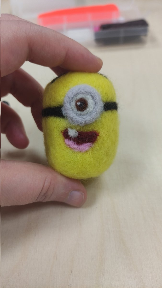 booksandphobia's tweet photo. Heute ging's in der Ergotherapie endlich mit meinem Minion weiter ...
Sagen wir es so ... Wir mussten viel lachen 😅
#Minion #filzen https://t.co/2rxIWlafP9