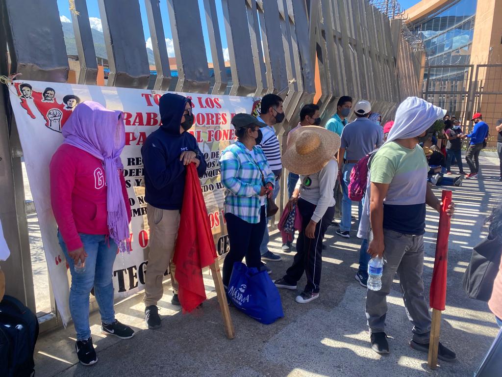 AIG5's tweet photo. Protestan maestros de la Ceteg en el Edificio del Poder Ejecutivo en Chilpancingo.
http://66.225.201.197/~kymmgejh/?p=149177 https://t.co/NeZnDggiYd