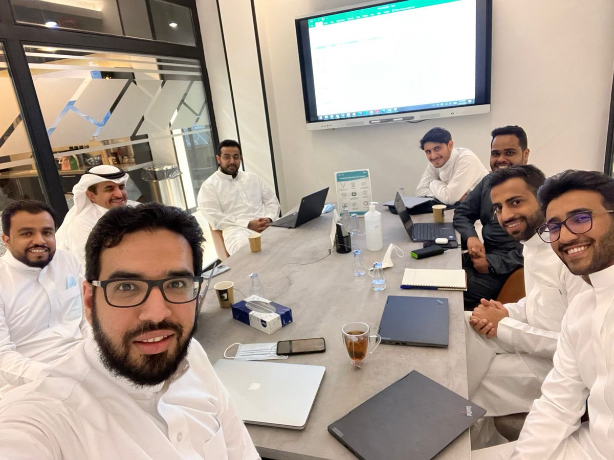 Aymanraa's tweet photo. شعور بالفخر غير طبيعي و انا اجلس بين الزملاء و الزميلات في سكاي و جميع الموجودين بلى استثناء افهم مني بكثير فيما يقولون. 

The one time I was super proud to be in a room where everyone else is smarter than me! https://t.co/w3UxcAzuJw