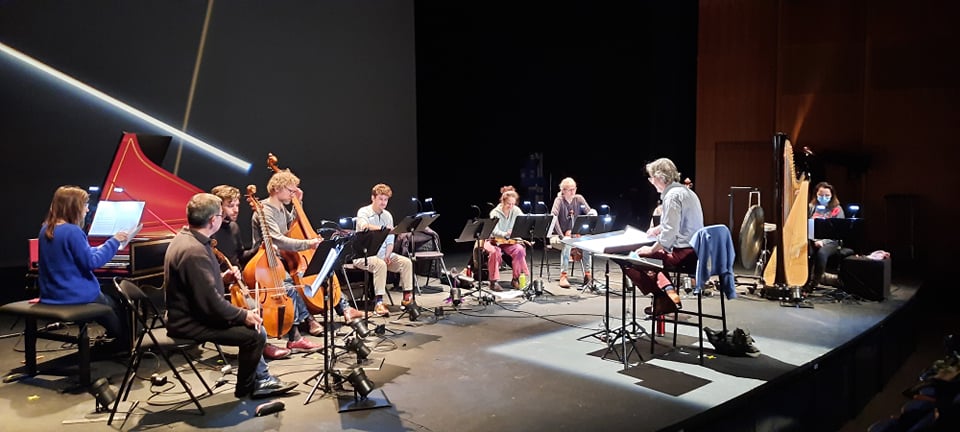 ensembletmplus's tweet photo. Répétitions concert "Jardins élisabéthains" avec les ensembles #ilconvito fondé par #MaudeGratton &amp; @ensembletmplus dirigé par #LaurentCuniot. RDV vendredi 18 février à 20h30 pour découvrir la création de #GérardPesson entourée de Byrd, Gibbons, Dowland, Purcell, Harvey et Grime. https://t.co/NctMGw3q4w