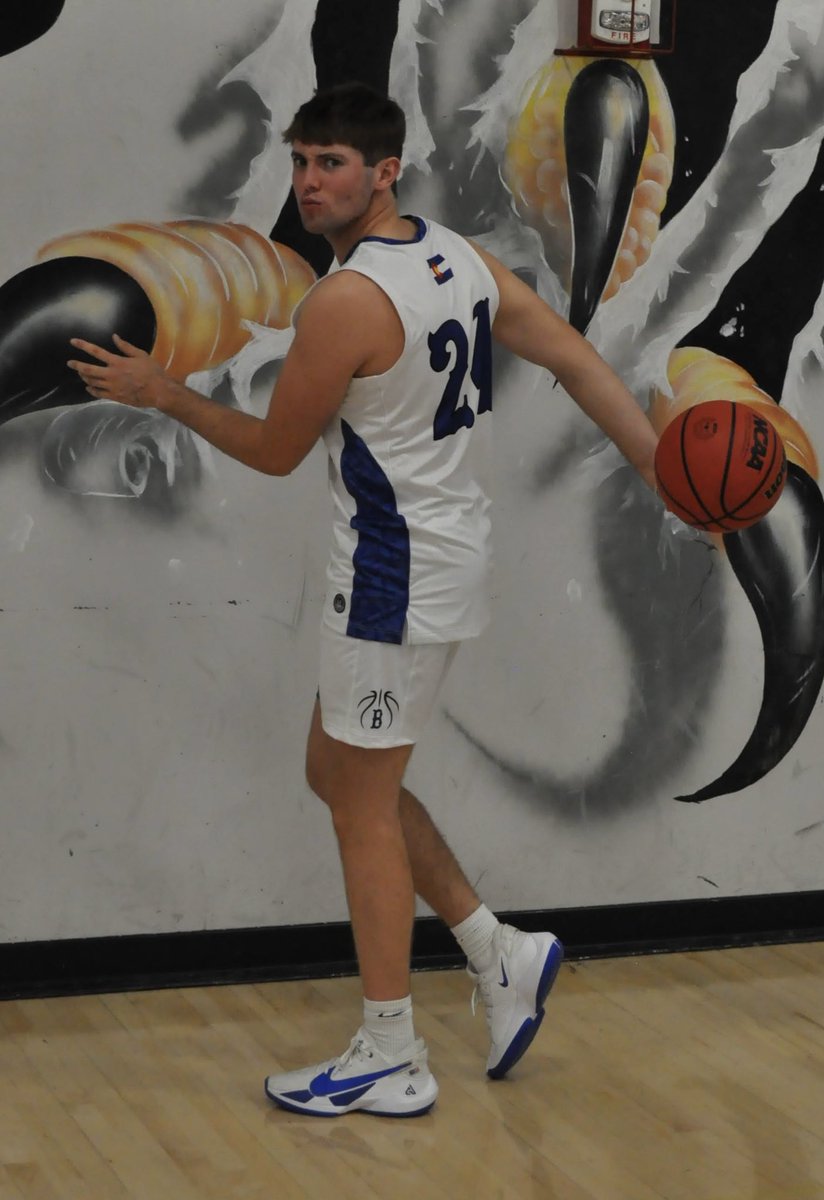 BroomfieldHoops's tweet photo. In addition to our parents we will also be celebrating our Seniors @tristan_caudill @JoshDunn2022 &amp; @Gabe_Estebanes #ThankYou https://t.co/5yCyleE0wB