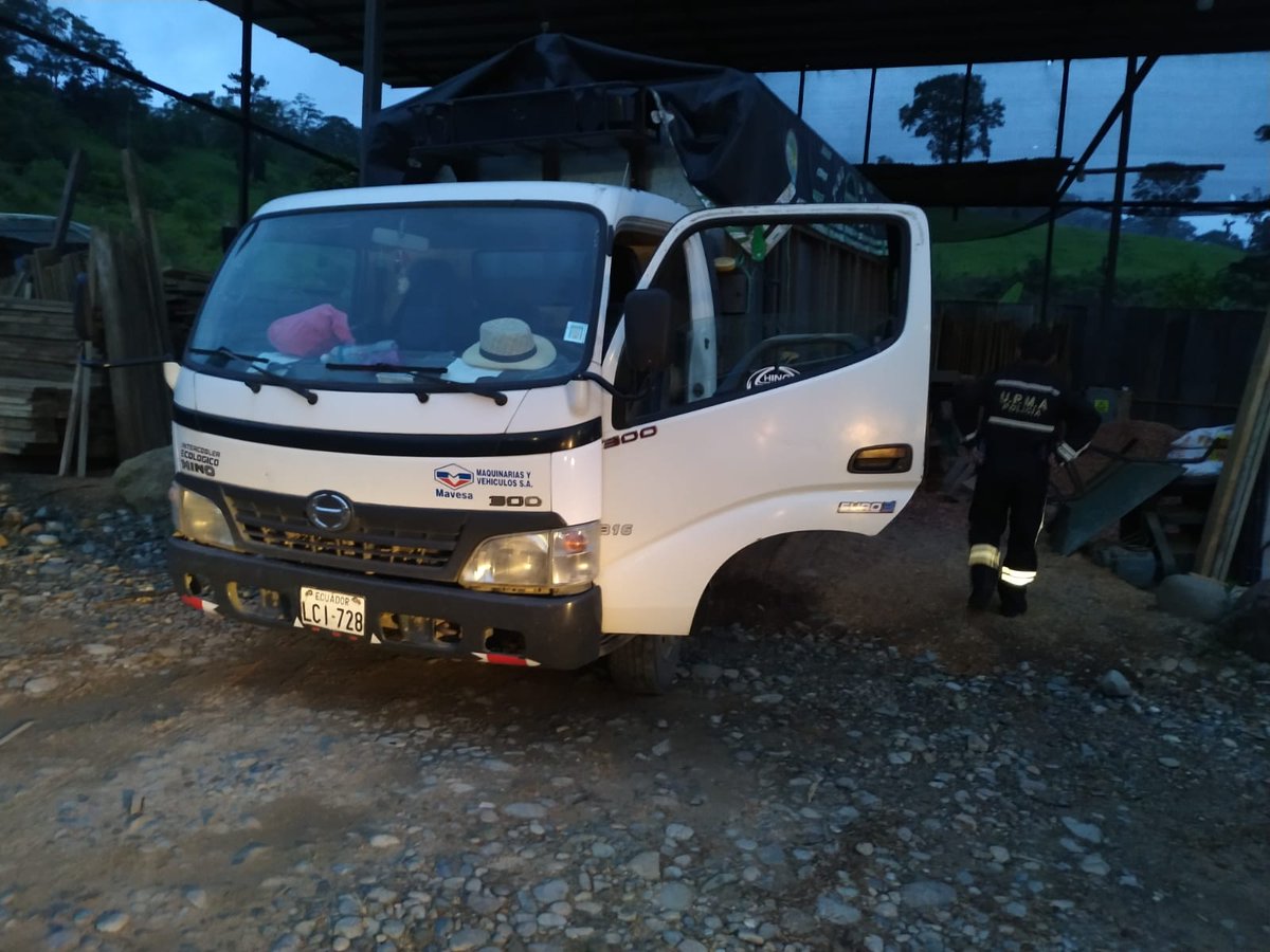 MAATE_Zonal10's tweet photo. Ejecutamos control forestal el fin de semana en las vías de Yantzaza - El Pangui. La acción se desarrolló con el apoyo de la #UPMA de @PoliciaEcuador. Se revisaron 2,78 metros cúbicos de madera aserrada que circulaba con los permisos habilitantes. https://t.co/ki069Hlmjh