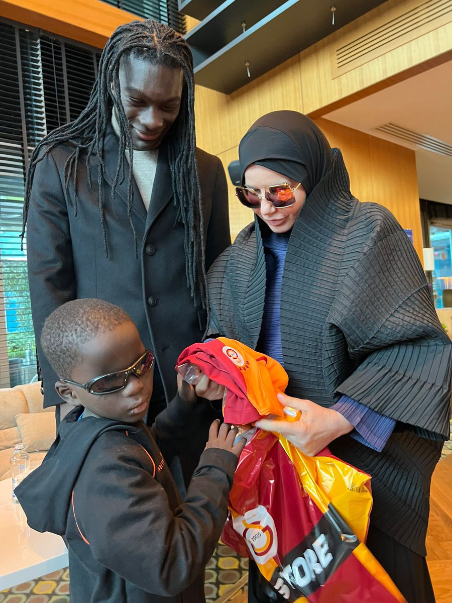 BafGomis's tweet photo. I am fortunate to be the godfather of this courageous boy, originally from Guinea Bissau, visiting Turkey for a medical intervention.
You have joined the Galatasaray family, and everyone will pray for you, we are with you with all our hearts! 🤲🏿❤️
Thanks to Milla for everything ! https://t.co/eRbTD1invU