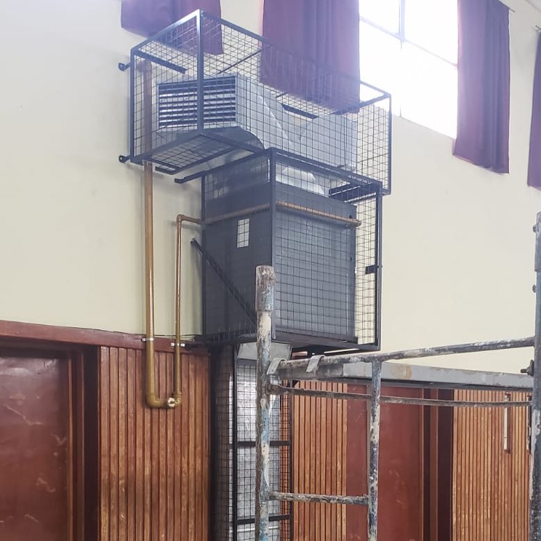 👷🏻‍♂️ El Gobierno del Chubut realiza refacciones en la Escuela N° 13, de Comodoro Rivadavia.
.
👷🏻‍♂️ El subsecretario Claudio Márquez recorrió, junto al equipo directivo del establecimiento,las reparaciones realizadas en el sistema de calefacción y los trabajos de pintura en las aulas.