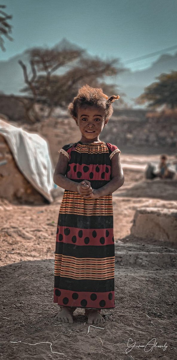 alosale55's tweet photo. عيناها تحكي …
كم مرة رطبت يباس الخبز بدمعها ..
 وكم مرة رصة الأماني قبل نومها بدلًا من الدمى ..!
وكأن قبضة يديها قضت ألف سنة تحارب الفقر وفواتير الحياة 💔 
#تعز #اليمن #عدسة_العسالي https://t.co/8EzKXwIQgJ