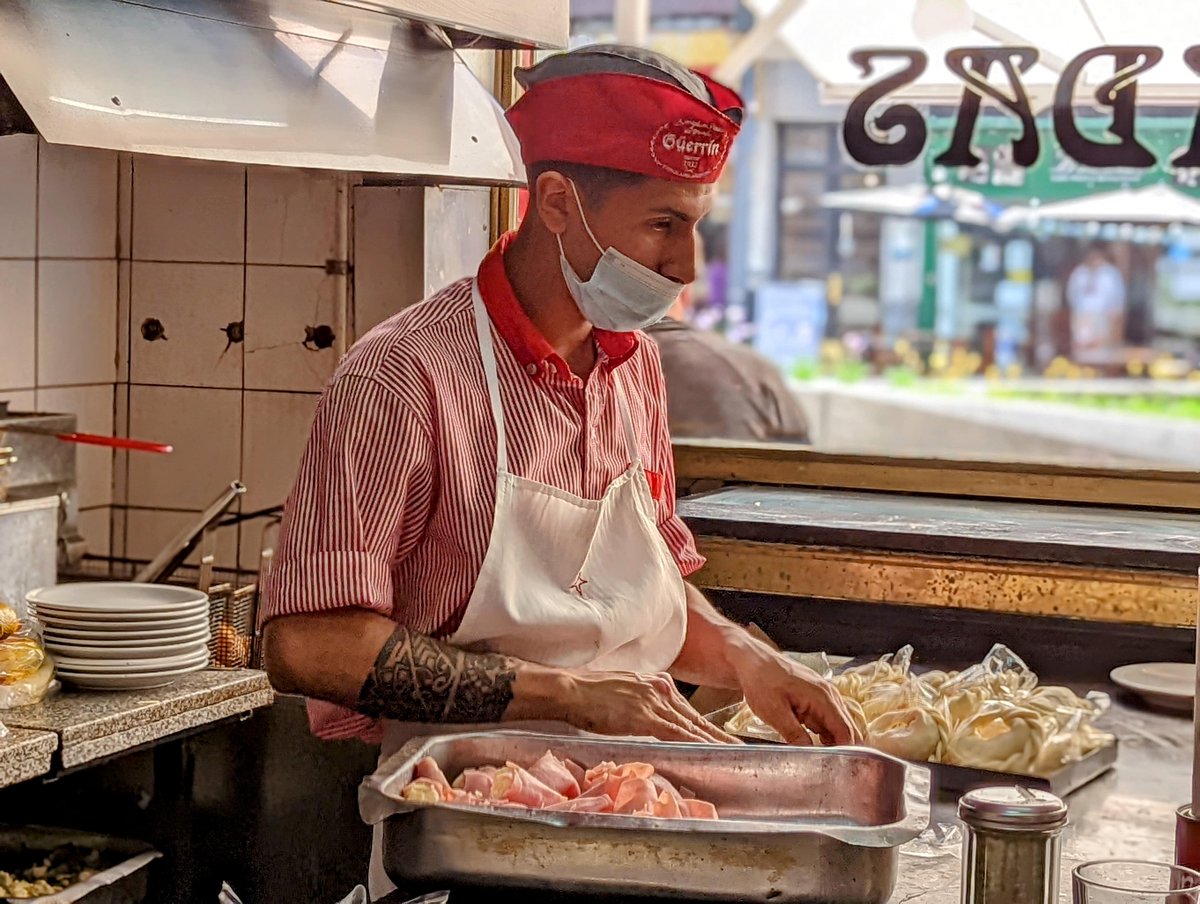 La verdad es que yo no percibí ese individualismo sino todo lo contrario. De los argentinos que he conocido solo he recibido cosas buenas: simpatía, amabilidad y ayuda.