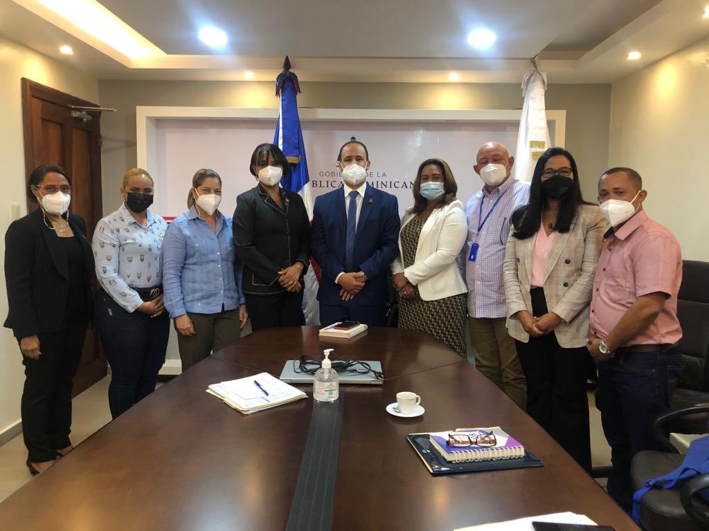 En la mañana de hoy el sindicato nacional de enfermería SiNATRAE sostuvo , una importante reunión con las autoridades de salud pública donde acordaron la reposición de imediata de las enfermeras cancelada . En San Francisco de macoris en Sinatrae vamos por más