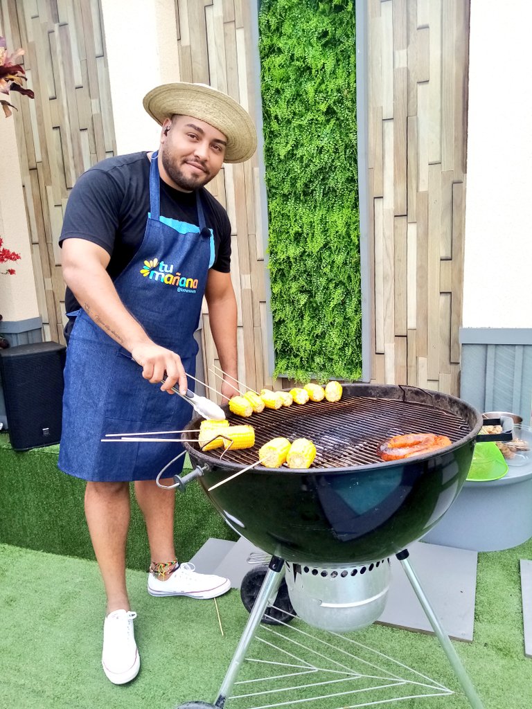 TuManana13's tweet photo. Concentrado en el menú para el almuerzo @chefhector507 🙌 🔥 https://t.co/V1ZY9Sczx0