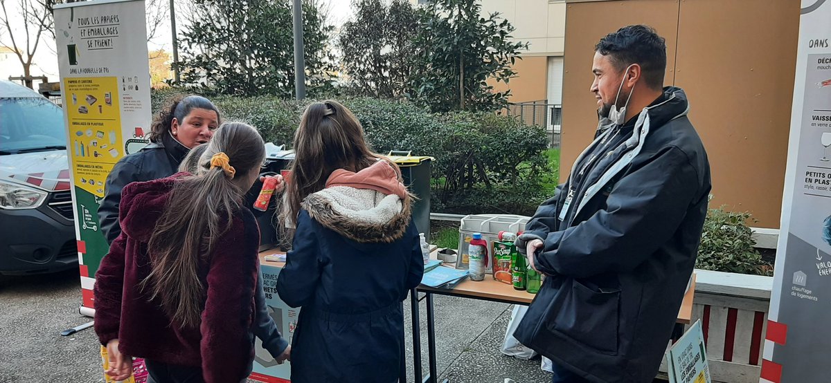 ThomasFLUSIN's tweet photo. Pour ↗️ le tri des emballages et papiers, on teste à @vaulxenvelin69 des bacs de tri avec reconnaissance de la qualité du geste de tri et programme de fidelisation des trieurs. Développé suite au @TriOMix2 par la startup Ficha avec soutien @citeo @grandlyon @Dynacite et @erasme https://t.co/4KhuLjGuHD