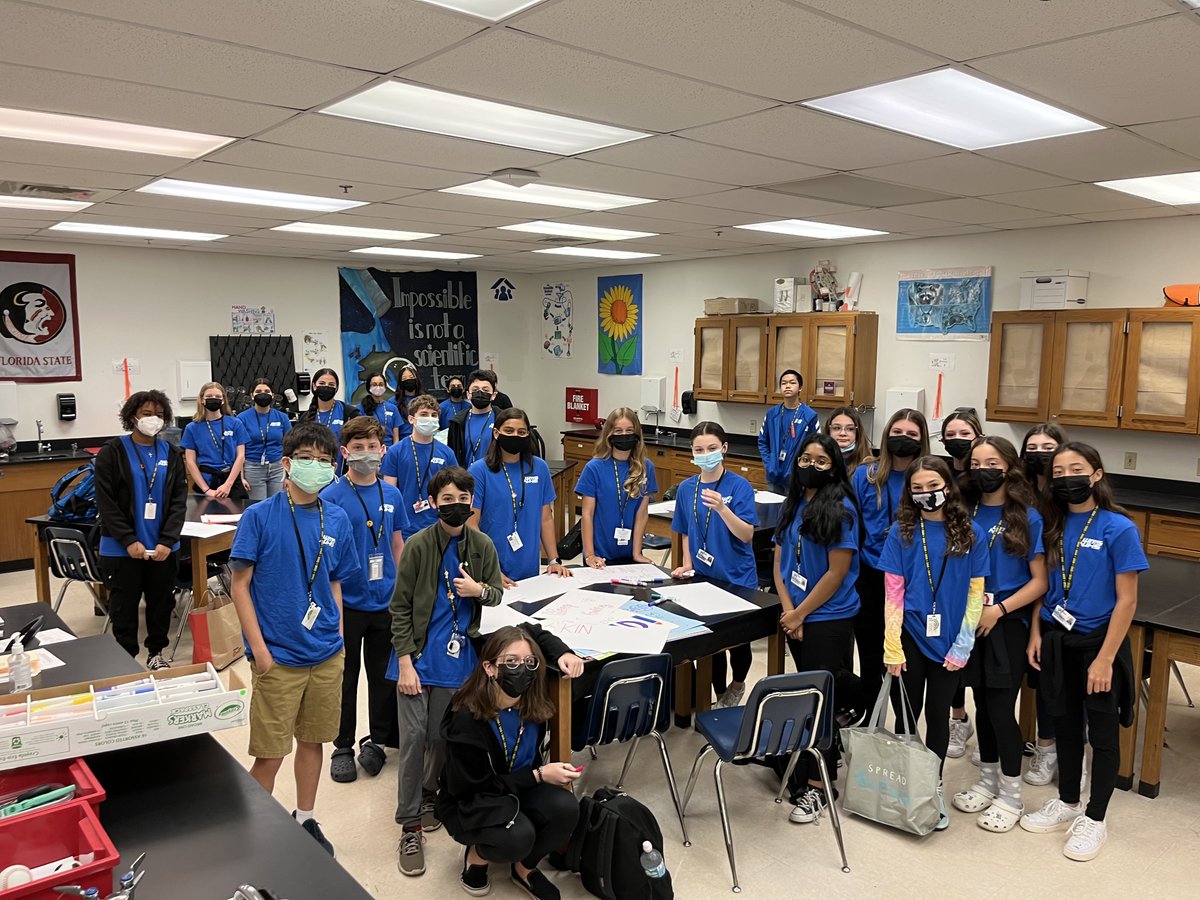 WMSWolves's tweet photo. Spreading Kindness this morning at Westglades! #WMSKindnessWeek💚💚💚 https://t.co/Y923RsBECW