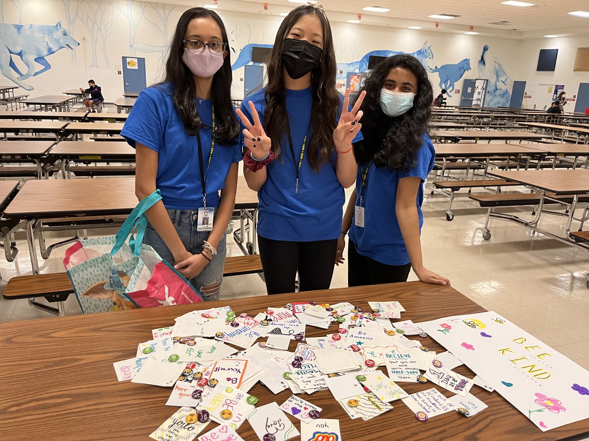 WMSWolves's tweet photo. Spreading Kindness this morning at Westglades! #WMSKindnessWeek💚💚💚 https://t.co/Y923RsBECW