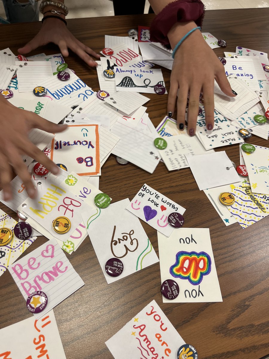 WMSWolves's tweet photo. Spreading Kindness this morning at Westglades! #WMSKindnessWeek💚💚💚 https://t.co/Y923RsBECW