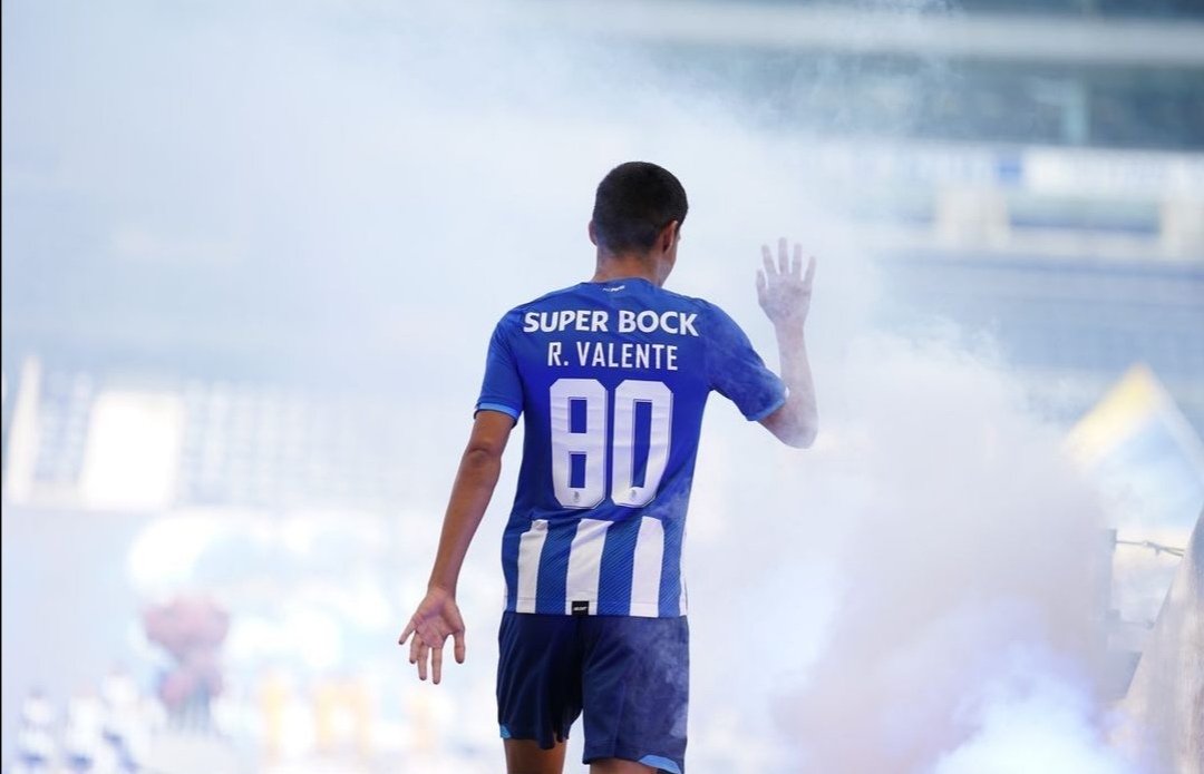 DragaoNews1893's tweet photo. Parabéns, @Valente1527! 🎂🎉🎊🎁🥳💙 https://t.co/WQl262CzMq