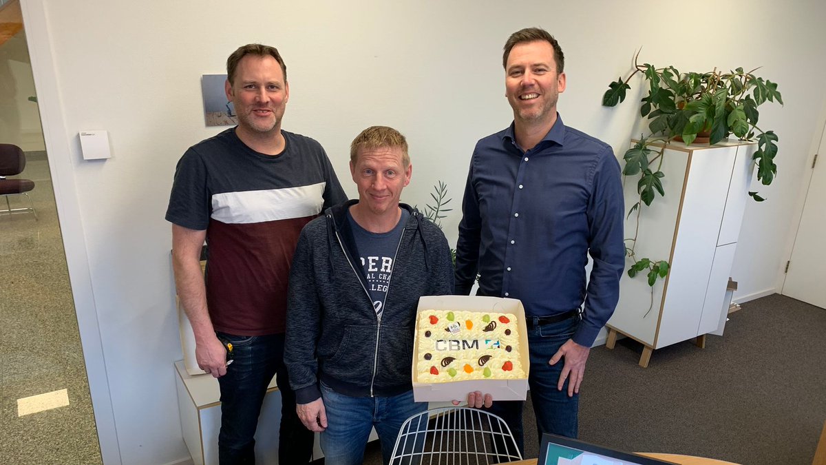 deCBM's tweet photo. Flens BV is maar liefst 60 jaar lid van @deCBM! Monique van Niekerk (CBM) ging persoonlijk langs om de oorkonde en jubileumtaart aan @marcflens , Lucas Flens en Olav Post te overhandigen. Van harte met deze mijlpaal!
#cbm #leden #jubileum #taart https://t.co/hckhmIJt6C
