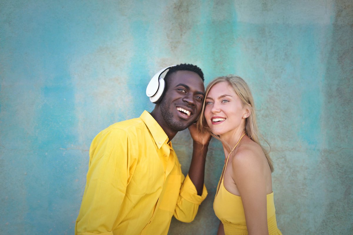 SyllabusMedia's tweet photo. Les Français et la #radio, une histoire d'amour qui dure? ❤️
Ce média gratuit a toujours la côte auprès des Français :
❤️40 millions d’auditeurs quotidiens 
❤️2h45 d’écoute moyenne par jour
❤️87% des Français écoutent de l'#audio d’information chaque jour 
#SaintValetin https://t.co/a1MgOcYOAn