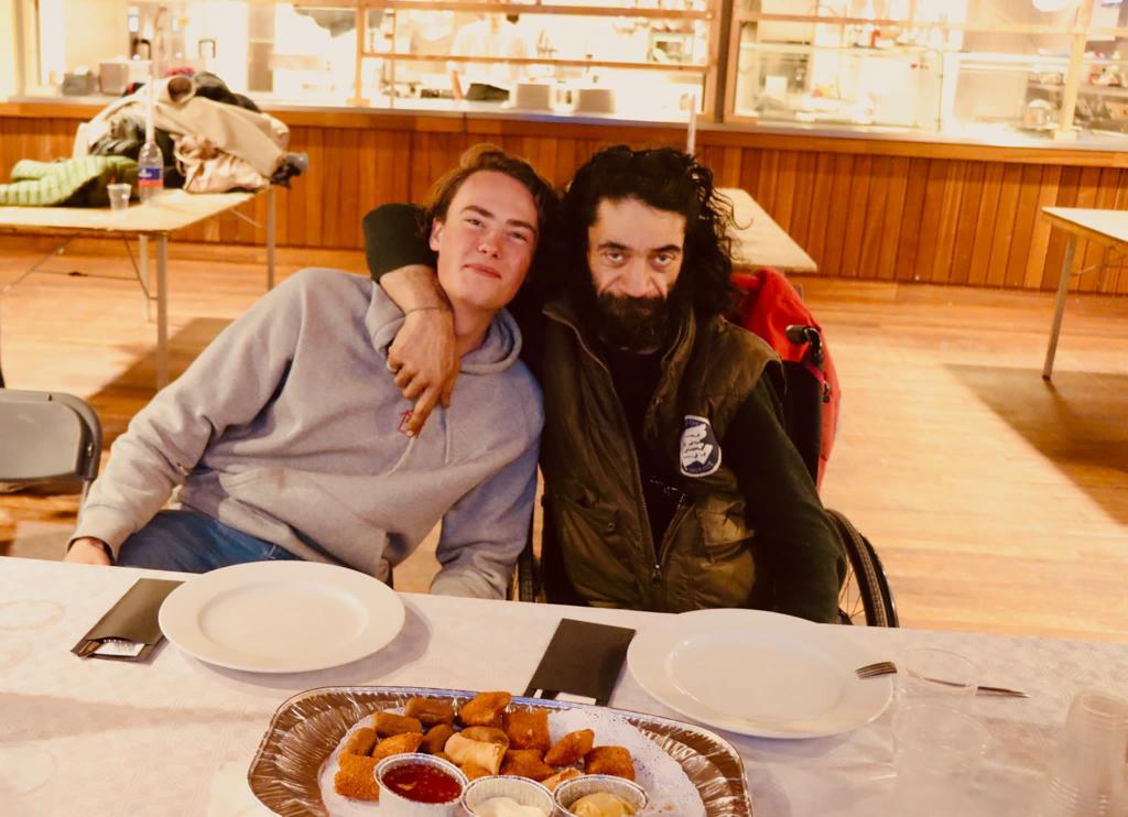 Afgelopen vrijdag heeft ons jaarlijkse daklozen diner plaatsgevonden✨ We hebben heerlijk gegeten en gezellig gekletst met ongeveer 35 dakloze mensen uit Groningen, waaronder oude bekenden. Het was erg gezellig, zeker met een lekker achtergrond muziekje van de AMF Jazz Band 🎷🎺