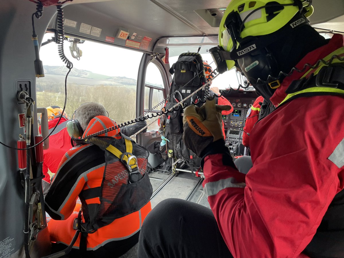 jbbouillon's tweet photo. Effort parfaitement coordonné entre les plongeurs du @SDIS_63 et l’équipage mob, pilote, GRIMP, IDE et Medecin du #dragon63 il y a quelques jours. https://t.co/ly7LYAncWm