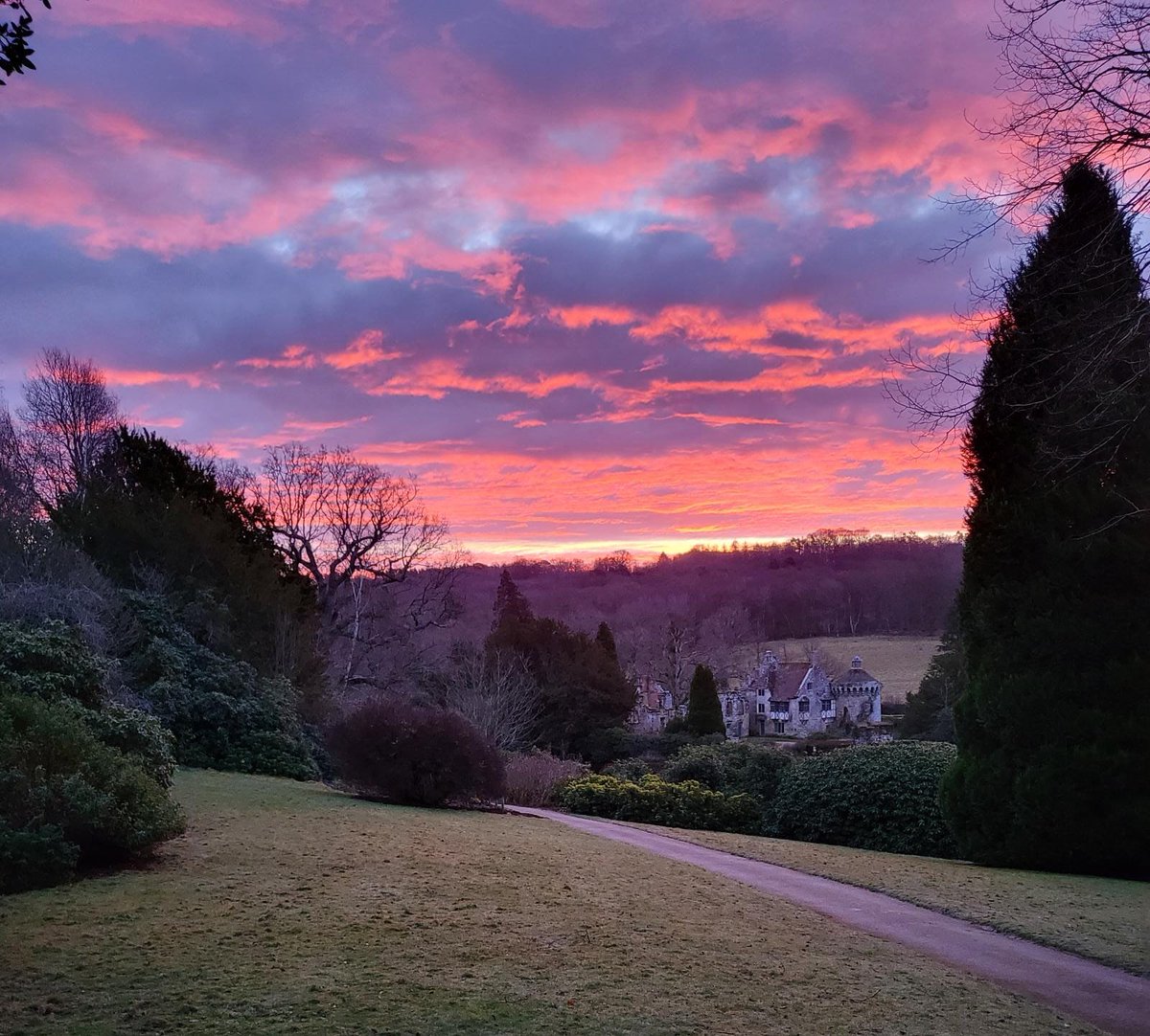 scotneycastleNT's tweet photo. Thanks to our area ranger, Richard, for these gorgeous early morning shots @scotneycastle_nt
Red sky in the morning, Rangers' warning?

#morning #morningmotivation #scotneycastle #redsky #february #castle #nationaltrust @southeastNT https://t.co/XlsnfzLZGo