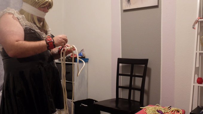Anyone want to rent out this little sissy? Rates at 100 an hour https://t.co/s7AfSSvfqG