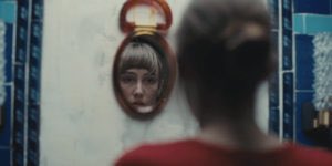 zigore2001's tweet image. El juego de espejos,los detalles, el rostro convertido en máscara,  sustos en su justa medida, todo en una magnética puesta en escena del gran @paco_plaza. Por fin he visto #LaAbuela, y me lo he pasado en grande.
Además,hay un poso de reflexión sobre cómo tratamos a los ancianos.