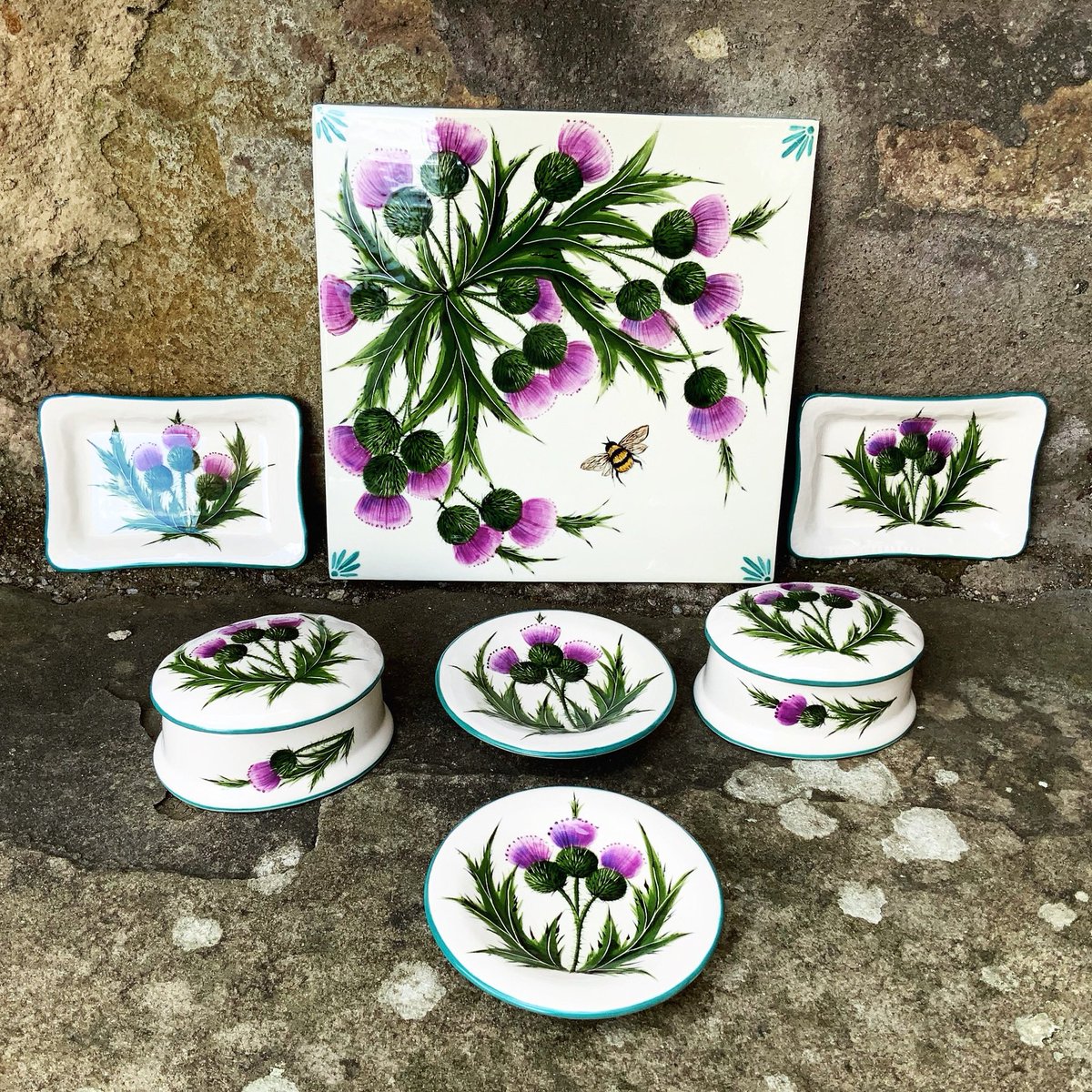 Flower O’ Scotland🏴󠁧󠁢󠁳󠁣󠁴󠁿
Strong, firm and true!💜💚

wemyssware.co.uk/collections/th…