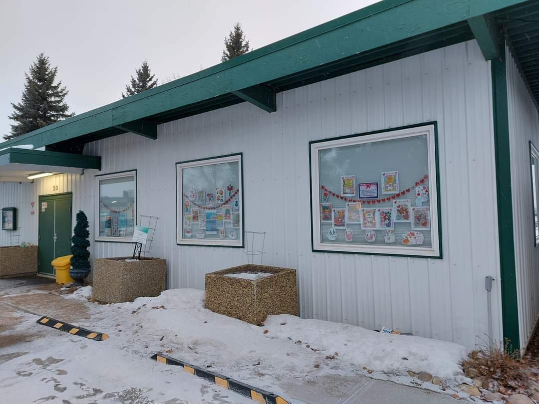 yegtpcl's tweet photo. Makes sure to drive by the hall to check out the wonderful Valentine's decorations in the windows. It is so vibrant with all the amazing colouring sheets up. Great job everyone!!!

#TwinParksHasSpirit https://t.co/KKyeWjQqgz